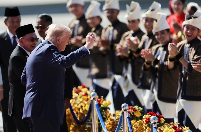CLIP: Ông Donald Trump nhảy theo điệu nhạc tại sân bay Malaysia- Ảnh 3. CLIP: Ông Donald Trump nhảy theo điệu nhạc tại sân bay Malaysia- Ảnh 3.