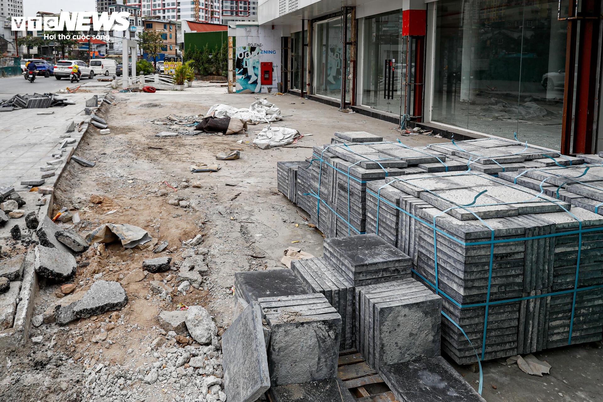 Cận cảnh vỉa hè Hà Nội vỡ nát, chuẩn bị được thay 'áo mới' đồng loạt- Ảnh 1. Cận cảnh vỉa hè Hà Nội vỡ nát, chuẩn bị được thay 'áo mới' đồng loạt- Ảnh 1.