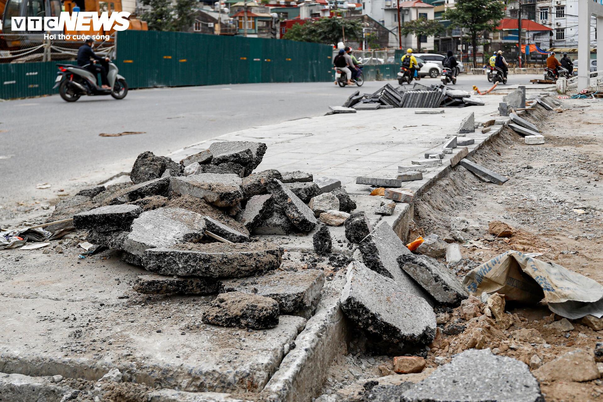 Cận cảnh vỉa hè Hà Nội vỡ nát, chuẩn bị được thay 'áo mới' đồng loạt- Ảnh 4. Cận cảnh vỉa hè Hà Nội vỡ nát, chuẩn bị được thay 'áo mới' đồng loạt- Ảnh 4.
