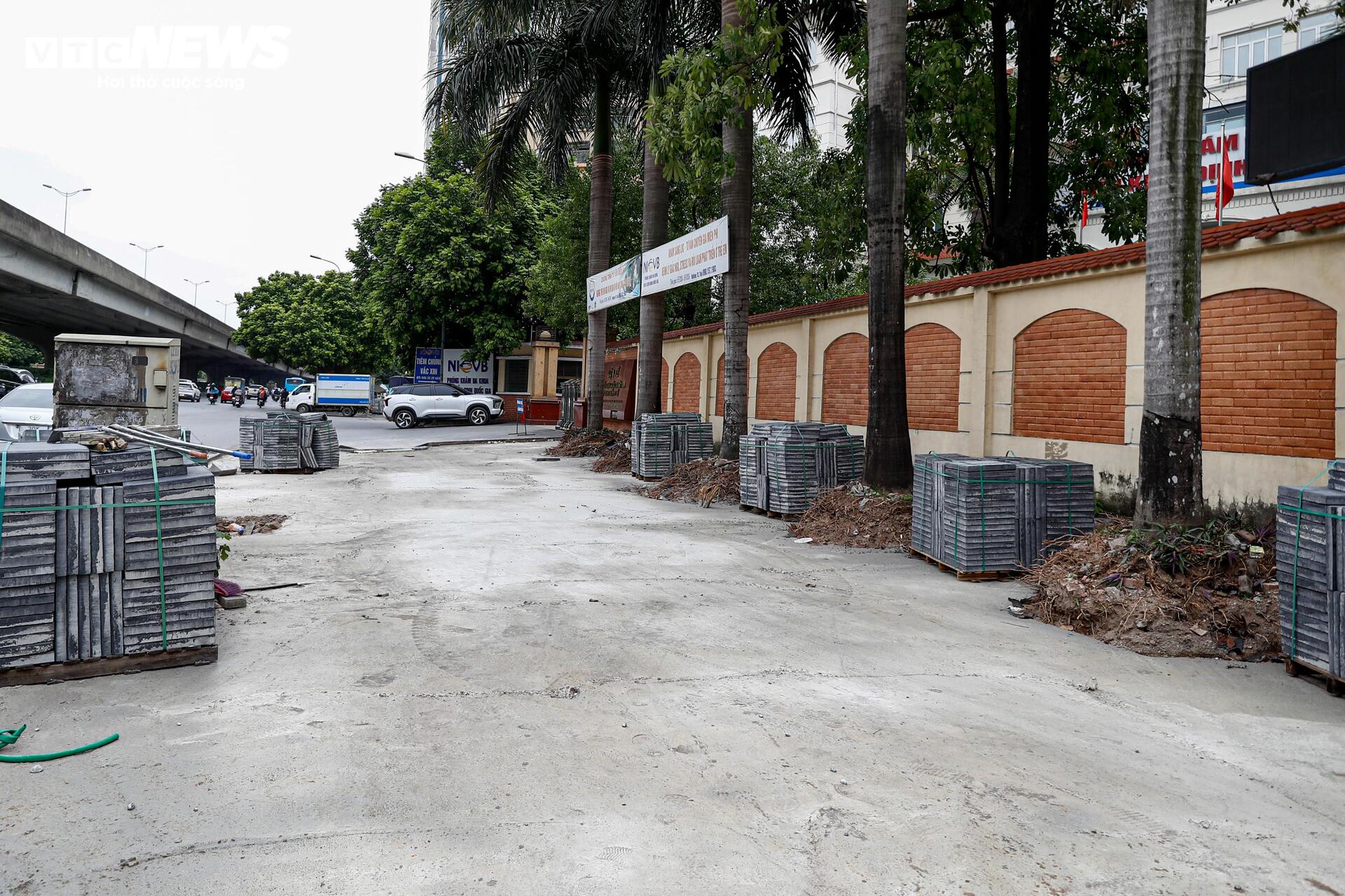 Cận cảnh vỉa hè Hà Nội vỡ nát, chuẩn bị được thay 'áo mới' đồng loạt- Ảnh 11. Cận cảnh vỉa hè Hà Nội vỡ nát, chuẩn bị được thay 'áo mới' đồng loạt- Ảnh 11.
