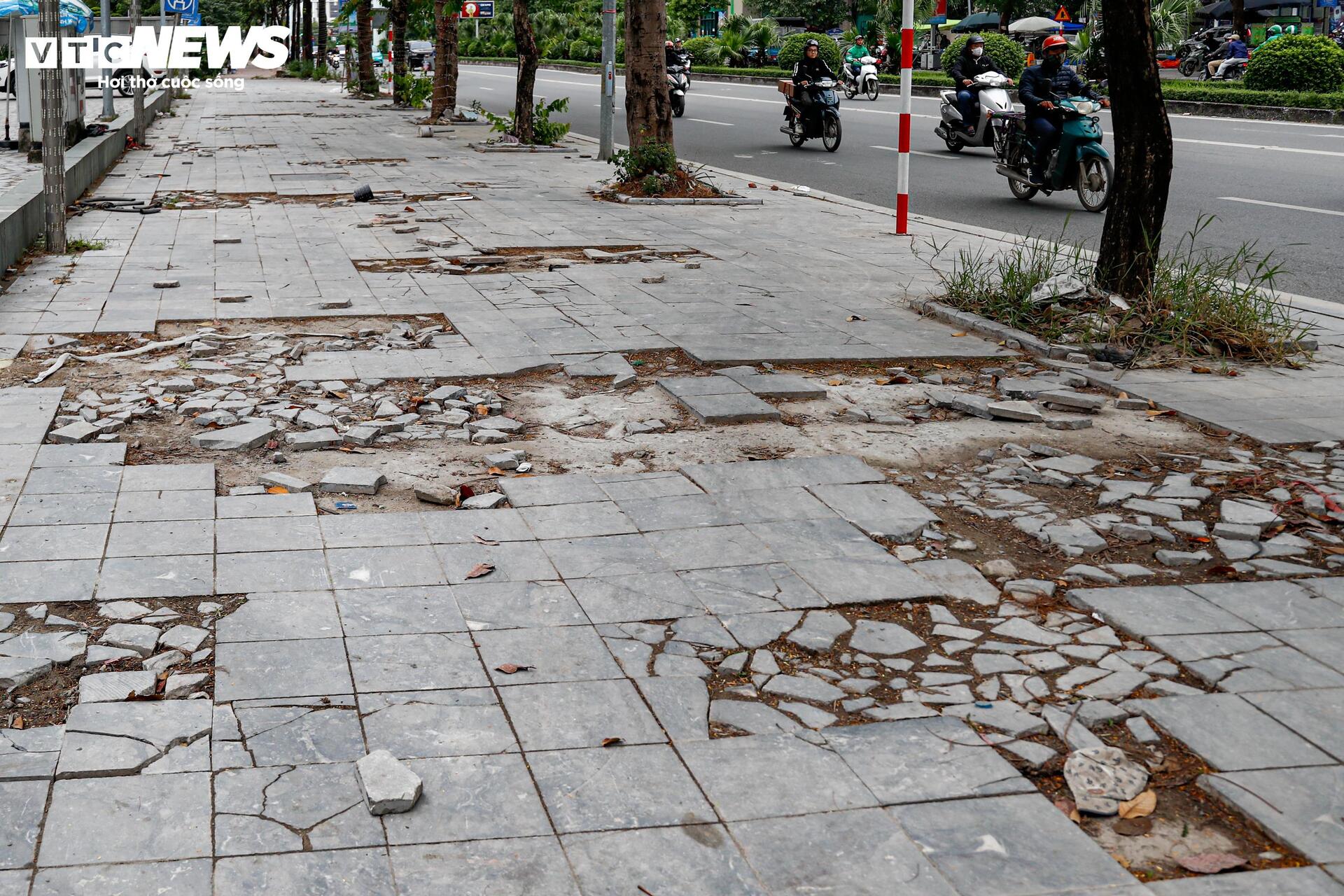 Cận cảnh vỉa hè Hà Nội vỡ nát, chuẩn bị được thay 'áo mới' đồng loạt- Ảnh 14. Cận cảnh vỉa hè Hà Nội vỡ nát, chuẩn bị được thay 'áo mới' đồng loạt- Ảnh 14.