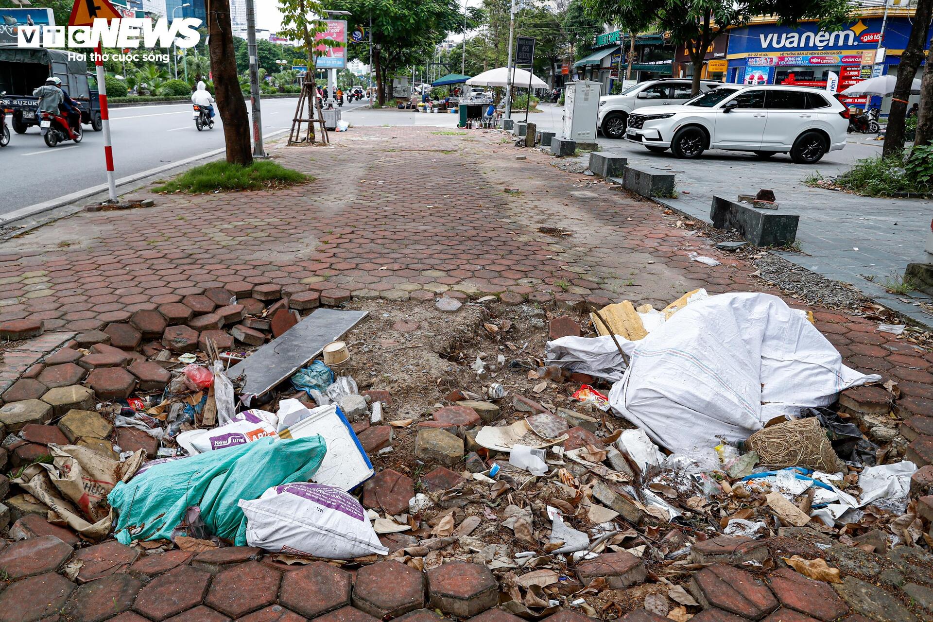 Cận cảnh vỉa hè Hà Nội vỡ nát, chuẩn bị được thay 'áo mới' đồng loạt- Ảnh 17. Cận cảnh vỉa hè Hà Nội vỡ nát, chuẩn bị được thay 'áo mới' đồng loạt- Ảnh 17.