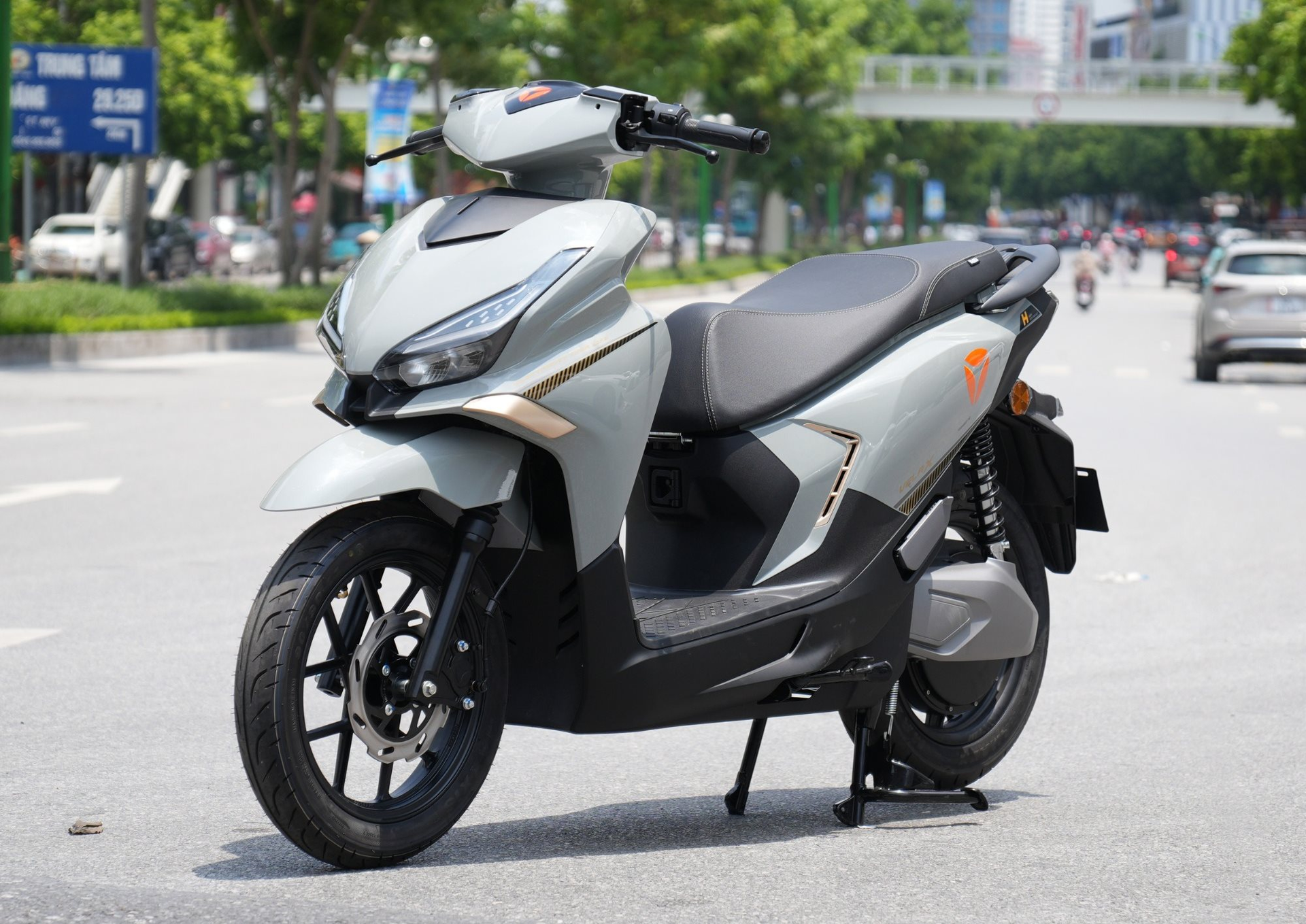 Có 30 triệu mua xe máy điện, mẫu nào đi xa nhất, sạc nhanh nhất? Xe Việt Nam và Trung Quốc, mua xe nào?- Ảnh 7. Có 30 triệu mua xe máy điện, mẫu nào đi xa nhất, sạc nhanh nhất? Xe Việt Nam và Trung Quốc, mua xe nào?- Ảnh 7.
