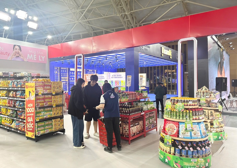Đông đảo người dân đổ về Hội chợ mùa Thu ngày đầu mở cửa- Ảnh 3. Đông đảo người dân đổ về Hội chợ mùa Thu ngày đầu mở cửa- Ảnh 3.
