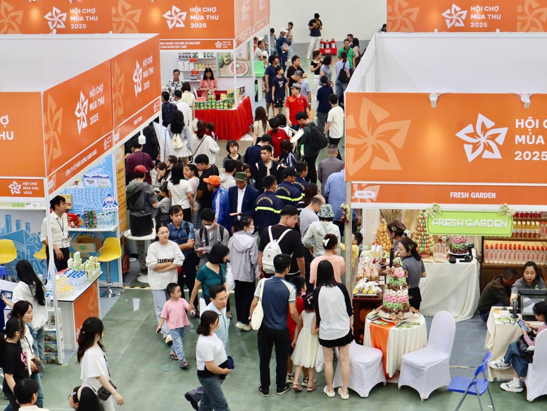 Đông đảo người dân đổ về Hội chợ mùa Thu ngày đầu mở cửa- Ảnh 4. Đông đảo người dân đổ về Hội chợ mùa Thu ngày đầu mở cửa- Ảnh 4.
