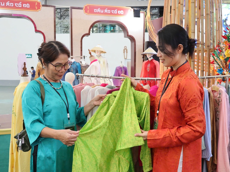 Đông đảo người dân đổ về Hội chợ mùa Thu ngày đầu mở cửa- Ảnh 7. Đông đảo người dân đổ về Hội chợ mùa Thu ngày đầu mở cửa- Ảnh 7.
