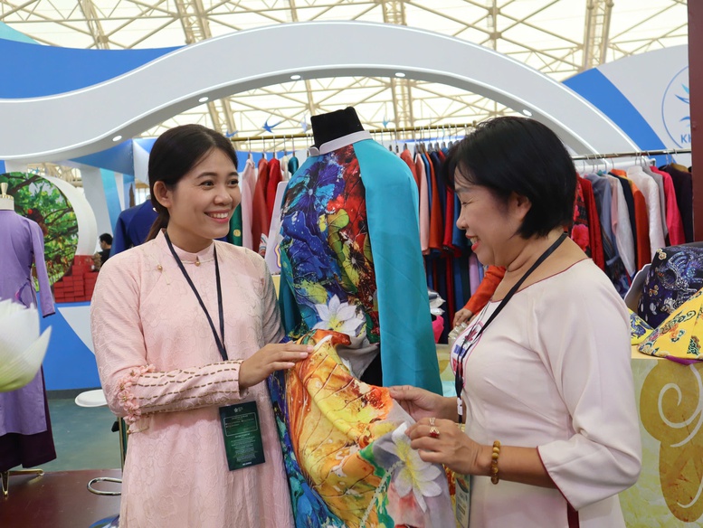 Đông đảo người dân đổ về Hội chợ mùa Thu ngày đầu mở cửa- Ảnh 5. Đông đảo người dân đổ về Hội chợ mùa Thu ngày đầu mở cửa- Ảnh 5.
