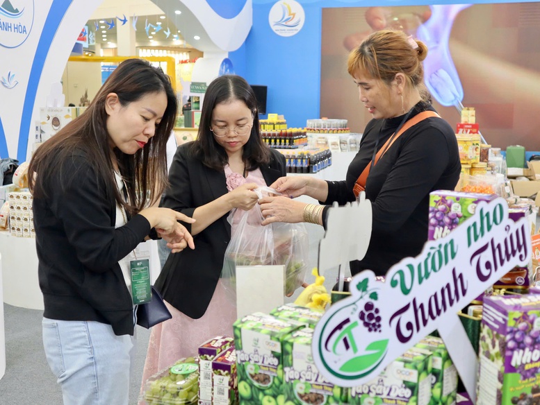 Đông đảo người dân đổ về Hội chợ mùa Thu ngày đầu mở cửa- Ảnh 6. Đông đảo người dân đổ về Hội chợ mùa Thu ngày đầu mở cửa- Ảnh 6.