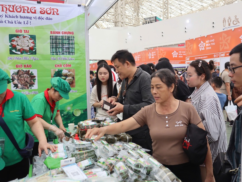 Đông đảo người dân đổ về Hội chợ mùa Thu ngày đầu mở cửa- Ảnh 1. Đông đảo người dân đổ về Hội chợ mùa Thu ngày đầu mở cửa- Ảnh 1.