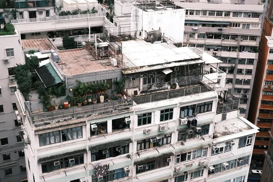 Cuộc sống nghẹt thở của gia đình 4 người trong căn hộ 7,4m2 giữa lòng thành phố xa hoa- Ảnh 4. Cuộc sống nghẹt thở của gia đình 4 người trong căn hộ 7,4m2 giữa lòng thành phố xa hoa- Ảnh 4.