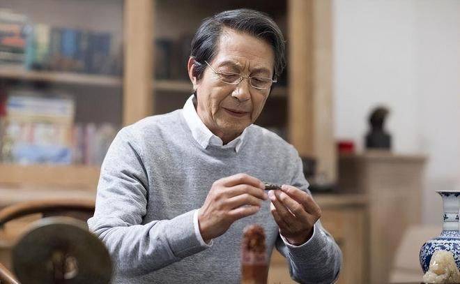 Nghỉ hưu rồi, đừng vội hào phóng: 4 khoản tiền càng tiêu càng khổ- Ảnh 1. Nghỉ hưu rồi, đừng vội hào phóng: 4 khoản tiền càng tiêu càng khổ- Ảnh 1.