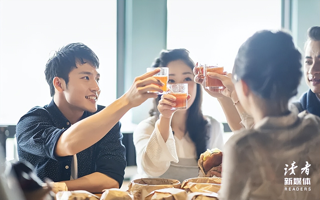 Lương hưu mẹ chồng 30 triệu nhưng họ hàng hỏi, tôi trả lời: “3 triệu đồng/tháng, chúng cháu vẫn chu cấp”, cả đời không quên phản ứng nhà chồng- Ảnh 2.