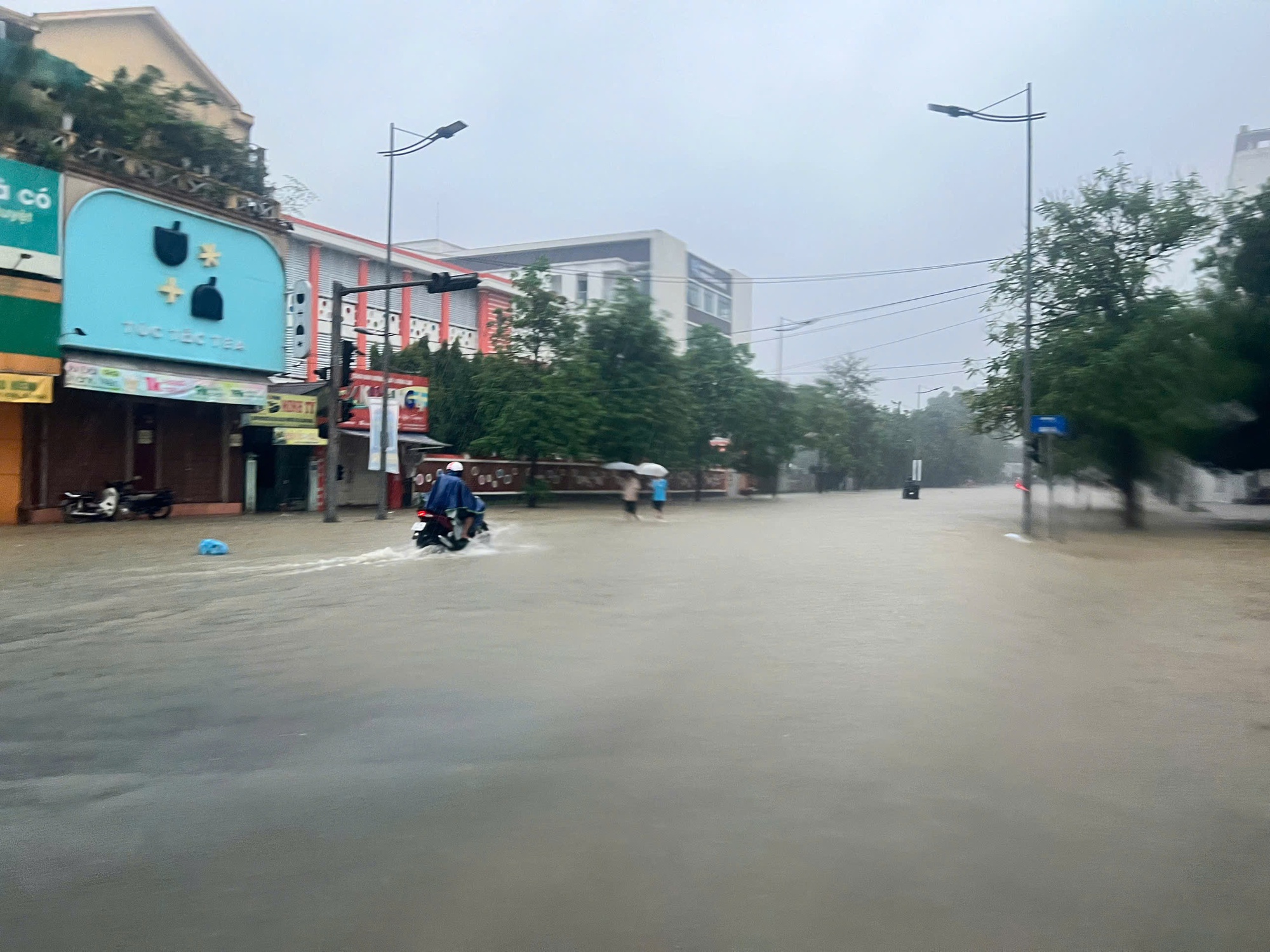 Xót xa cảnh xe máy bị nhấn chìm trong nước lũ ở Huế- Ảnh 14. Xót xa cảnh xe máy bị nhấn chìm trong nước lũ ở Huế- Ảnh 14.