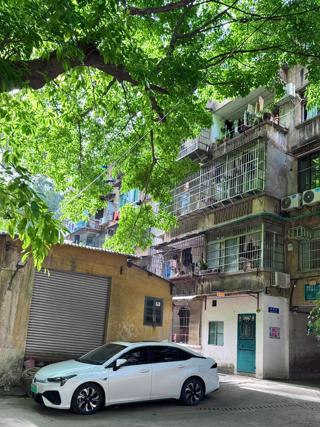 Khi “cũ” thành xu hướng: Người trẻ đang tìm kiếm điều gì trong những khu dân cư xập xệ giữa lòng thành phố?- Ảnh 1. Khi “cũ” thành xu hướng: Người trẻ đang tìm kiếm điều gì trong những khu dân cư xập xệ giữa lòng thành phố?- Ảnh 1.