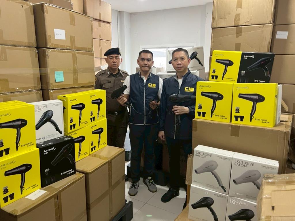 Đột kích 9 kho hàng, công an triệt phá đường dây buôn bán máy sấy tóc giả nhập lậu từ Trung Quốc gây tử vong, tịch thu hơn 13.000 món đồ kém chất lượng- Ảnh 3.