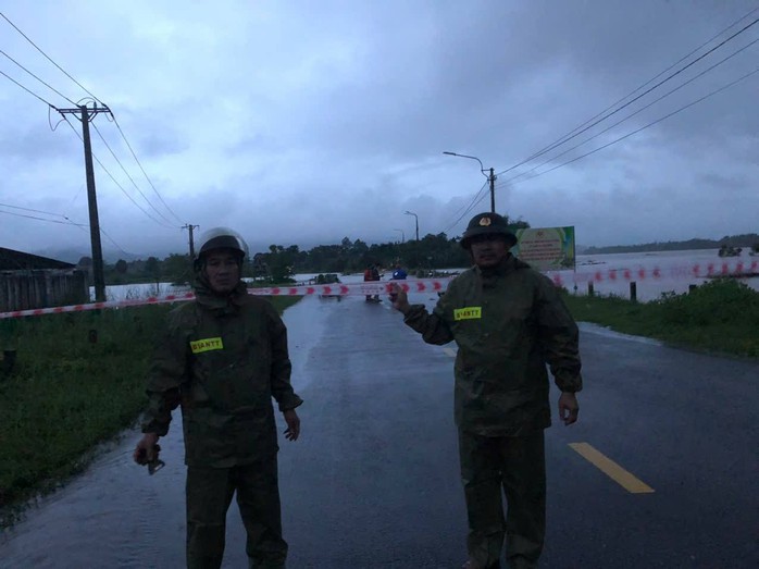 Mưa to, thủy điện xả nước, người dân Đà Nẵng chạy lũ trong đêm- Ảnh 13. Mưa to, thủy điện xả nước, người dân Đà Nẵng chạy lũ trong đêm- Ảnh 13.