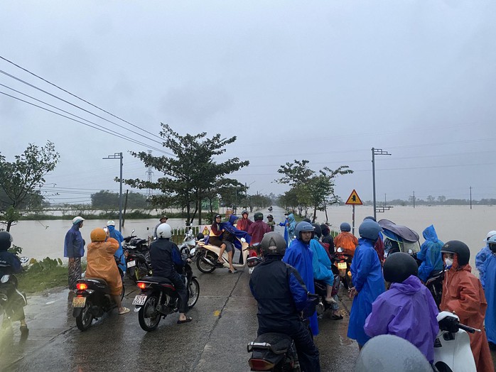 Mưa to, thủy điện xả nước, người dân Đà Nẵng chạy lũ trong đêm- Ảnh 5. Mưa to, thủy điện xả nước, người dân Đà Nẵng chạy lũ trong đêm- Ảnh 5.
