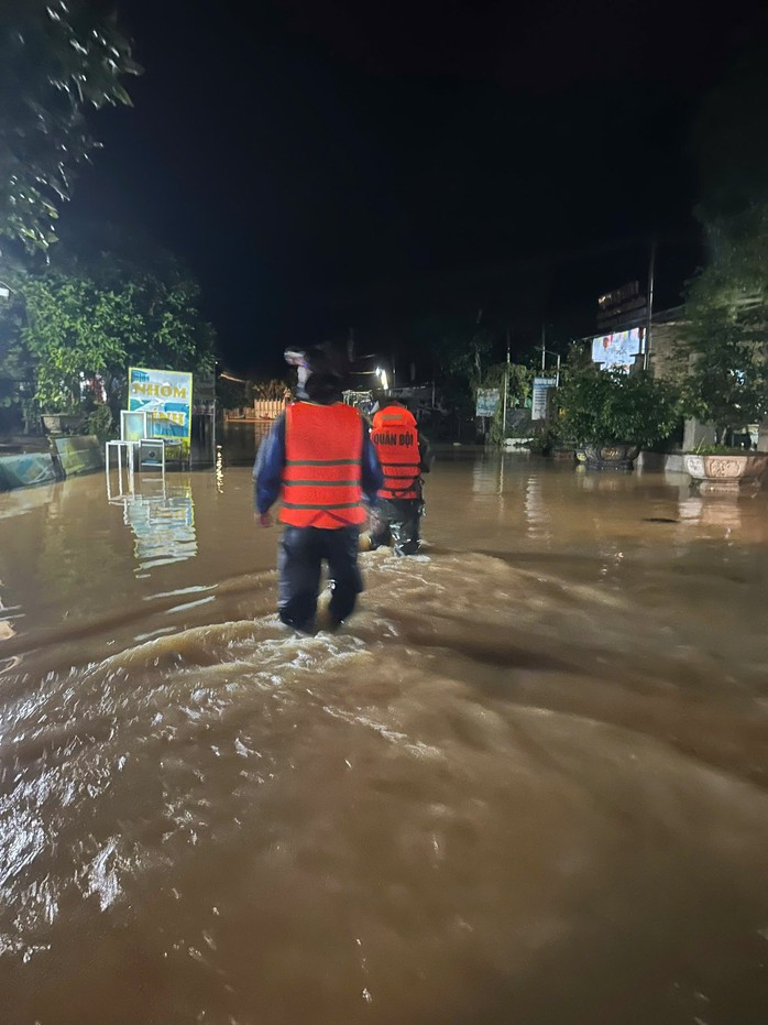 Mưa to, thủy điện xả nước, người dân Đà Nẵng chạy lũ trong đêm- Ảnh 7. Mưa to, thủy điện xả nước, người dân Đà Nẵng chạy lũ trong đêm- Ảnh 7.