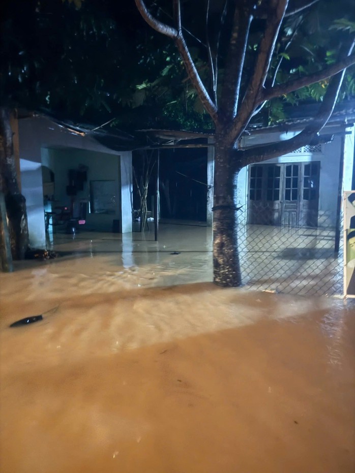 Mưa to, thủy điện xả nước, người dân Đà Nẵng chạy lũ trong đêm- Ảnh 9. Mưa to, thủy điện xả nước, người dân Đà Nẵng chạy lũ trong đêm- Ảnh 9.