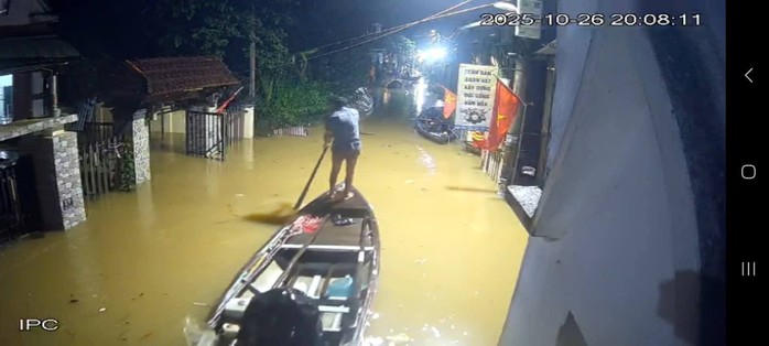 Mưa to, thủy điện xả nước, người dân Đà Nẵng chạy lũ trong đêm- Ảnh 1. Mưa to, thủy điện xả nước, người dân Đà Nẵng chạy lũ trong đêm- Ảnh 1.