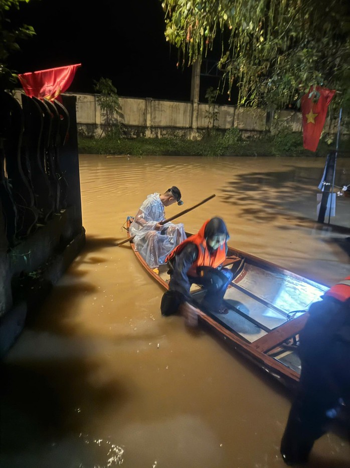 Mưa to, thủy điện xả nước, người dân Đà Nẵng chạy lũ trong đêm- Ảnh 8. Mưa to, thủy điện xả nước, người dân Đà Nẵng chạy lũ trong đêm- Ảnh 8.