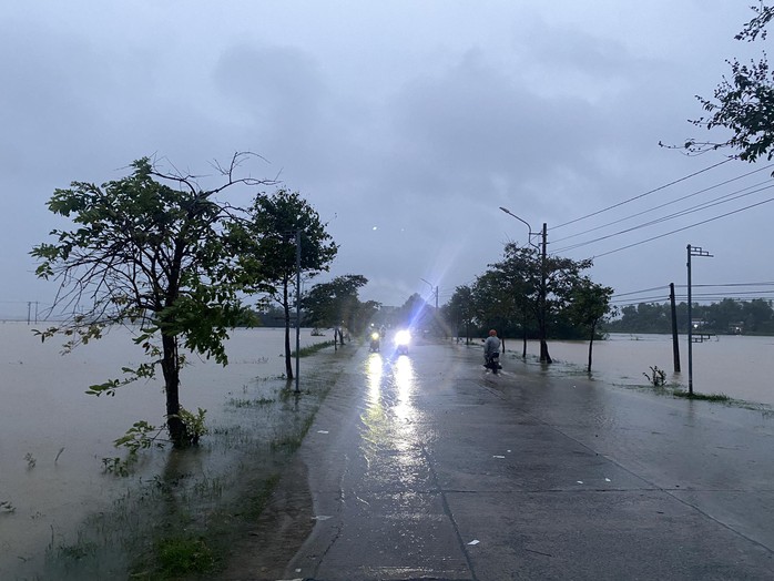 Mưa to, thủy điện xả nước, người dân Đà Nẵng chạy lũ trong đêm- Ảnh 4. Mưa to, thủy điện xả nước, người dân Đà Nẵng chạy lũ trong đêm- Ảnh 4.