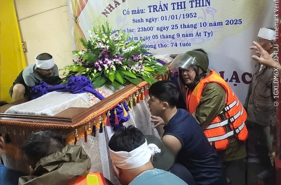 Xót xa cảnh xe máy bị nhấn chìm trong nước lũ ở Huế- Ảnh 17. Xót xa cảnh xe máy bị nhấn chìm trong nước lũ ở Huế- Ảnh 17.