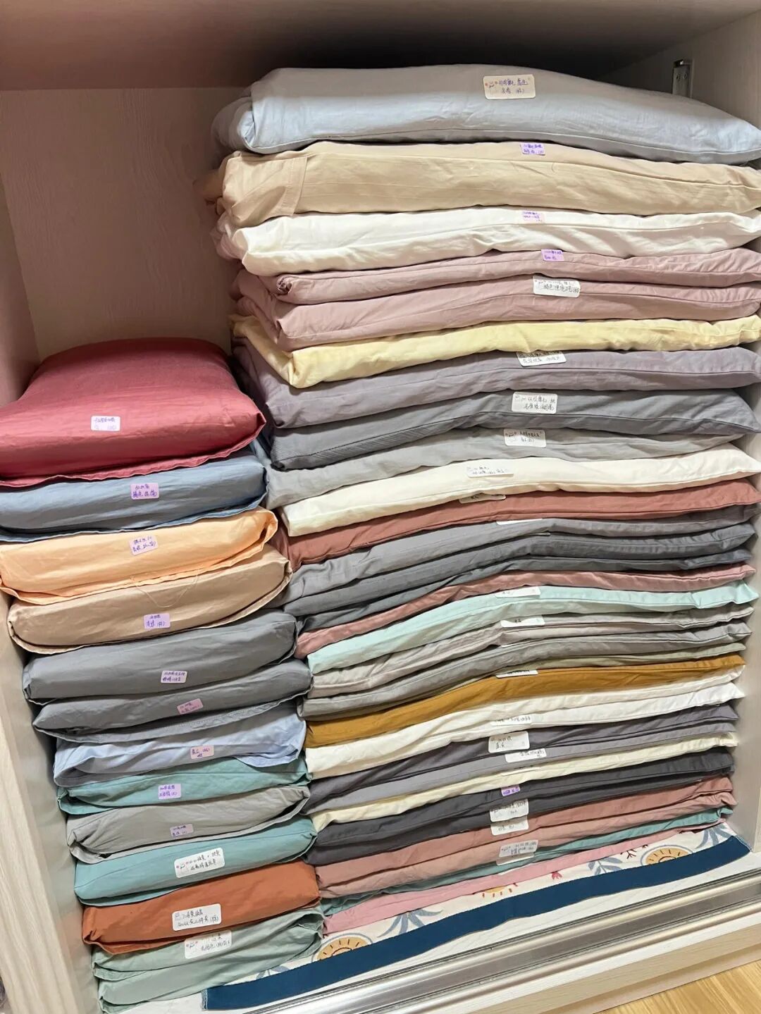 Cách cất đồ trong tủ của phụ nữ trung niên khiến tôi phải thốt lên: Sao họ thông minh thế!- Ảnh 1.