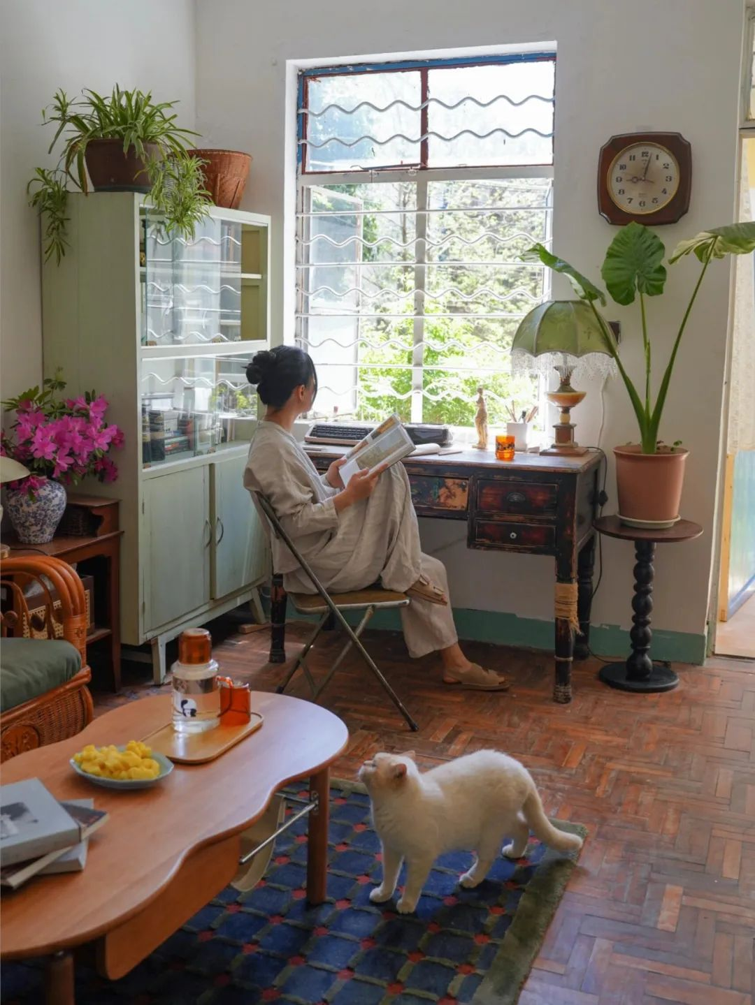 Khi “cũ” thành xu hướng: Người trẻ đang tìm kiếm điều gì trong những khu dân cư xập xệ giữa lòng thành phố?- Ảnh 3. Khi “cũ” thành xu hướng: Người trẻ đang tìm kiếm điều gì trong những khu dân cư xập xệ giữa lòng thành phố?- Ảnh 3.