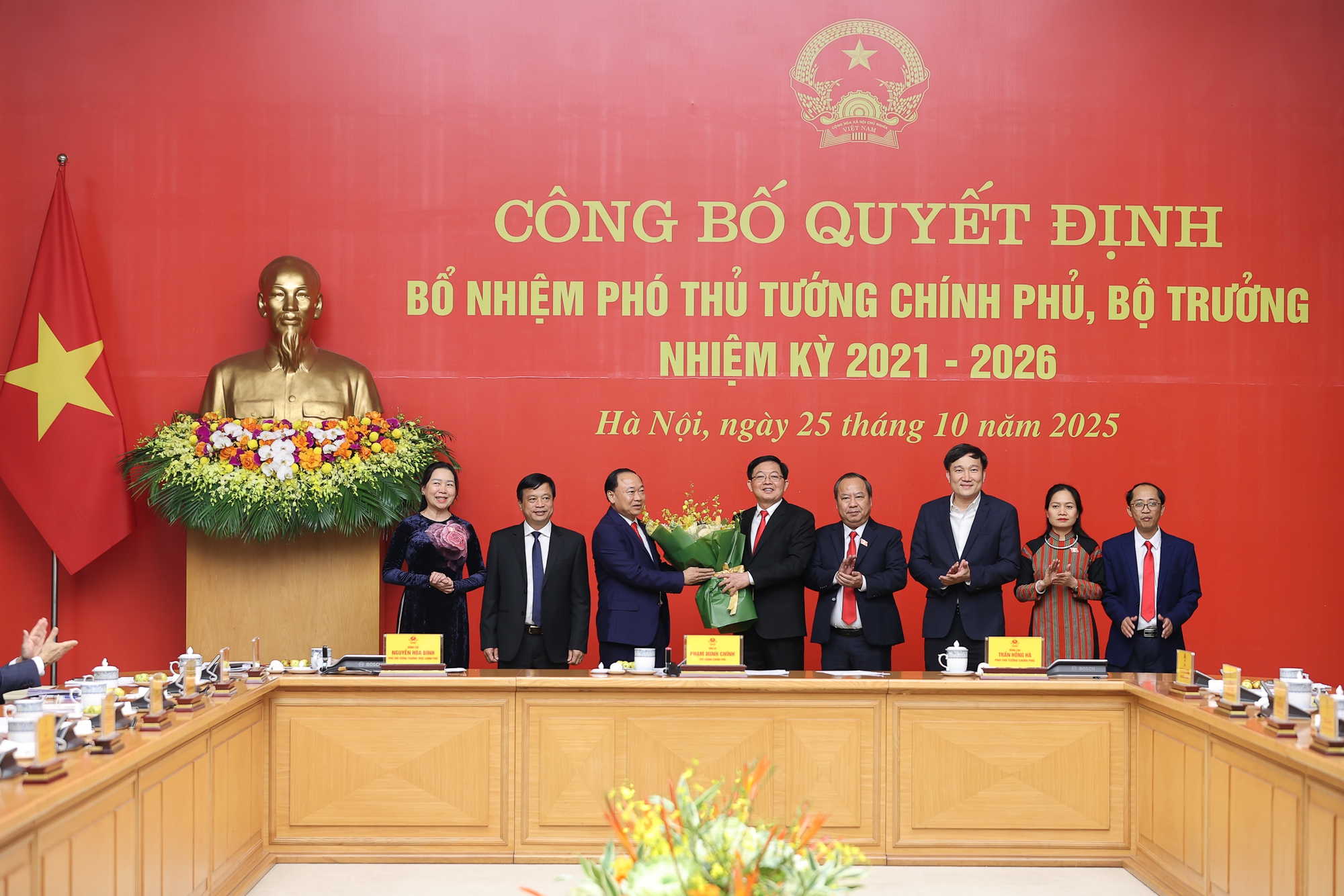Thủ tướng trao quyết định bổ nhiệm 2 Phó Thủ tướng, 3 Bộ trưởng- Ảnh 10. Thủ tướng trao quyết định bổ nhiệm 2 Phó Thủ tướng, 3 Bộ trưởng- Ảnh 10.