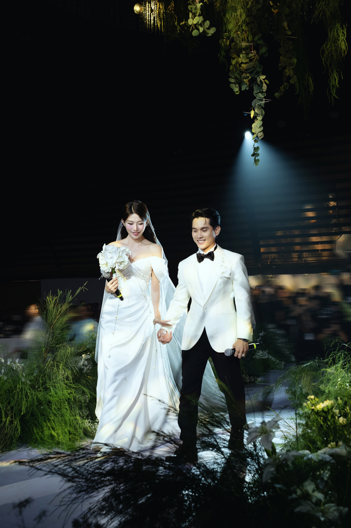 Nam ca sĩ xin xuất viện 3 tiếng hát mừng đám cưới Chế Nguyễn Quỳnh Châu là ai?- Ảnh 2. Nam ca sĩ xin xuất viện 3 tiếng hát mừng đám cưới Chế Nguyễn Quỳnh Châu là ai?- Ảnh 2.