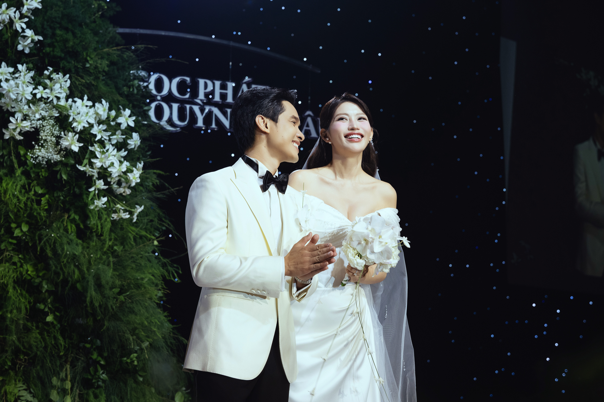 Nam ca sĩ xin xuất viện 3 tiếng hát mừng đám cưới Chế Nguyễn Quỳnh Châu là ai?- Ảnh 1. Nam ca sĩ xin xuất viện 3 tiếng hát mừng đám cưới Chế Nguyễn Quỳnh Châu là ai?- Ảnh 1.