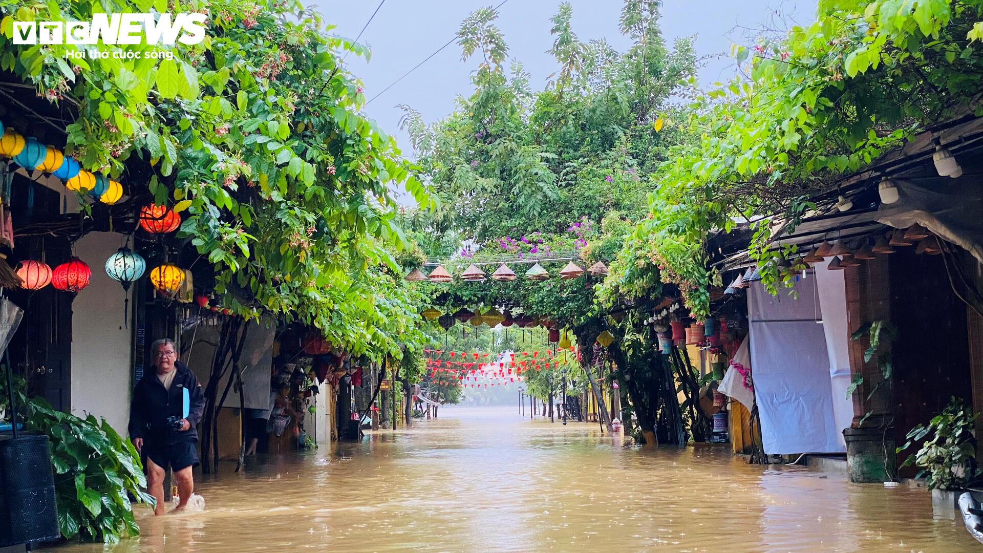 Phố cổ Hội An mênh mông nước, dân bơi thuyền đi lại- Ảnh 4. Phố cổ Hội An mênh mông nước, dân bơi thuyền đi lại- Ảnh 4.