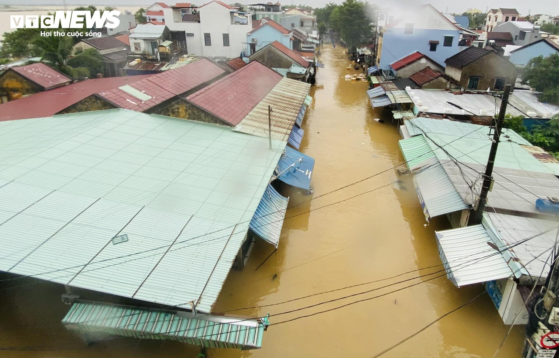 Phố cổ Hội An mênh mông nước, dân bơi thuyền đi lại- Ảnh 2. Phố cổ Hội An mênh mông nước, dân bơi thuyền đi lại- Ảnh 2.