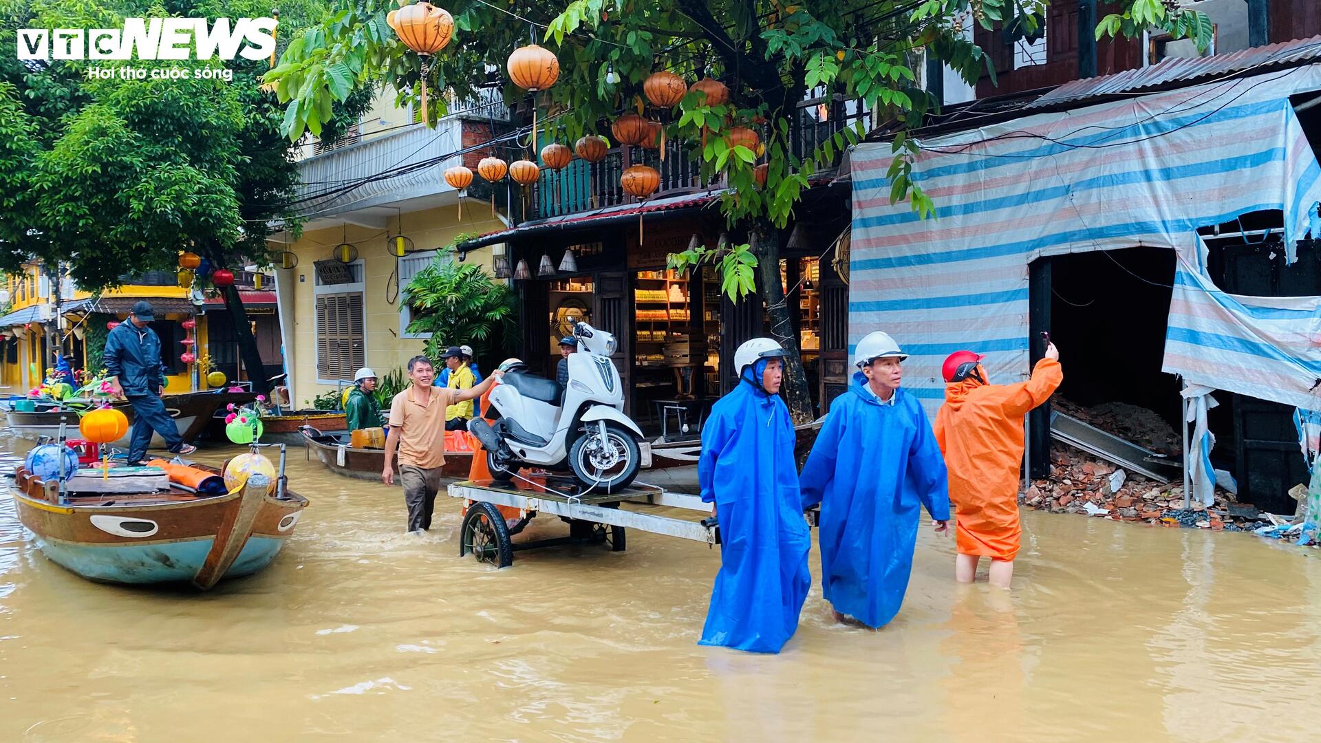 Phố cổ Hội An mênh mông nước, dân bơi thuyền đi lại- Ảnh 9. Phố cổ Hội An mênh mông nước, dân bơi thuyền đi lại- Ảnh 9.
