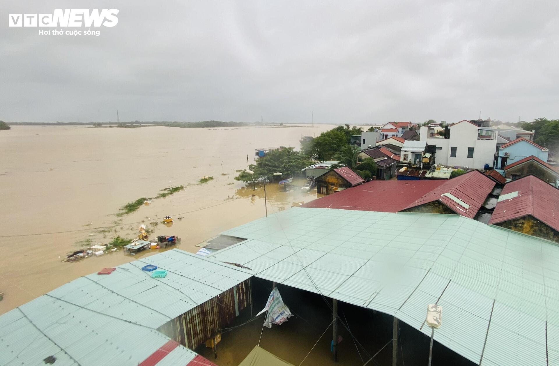 Phố cổ Hội An mênh mông nước, dân bơi thuyền đi lại- Ảnh 1. Phố cổ Hội An mênh mông nước, dân bơi thuyền đi lại- Ảnh 1.