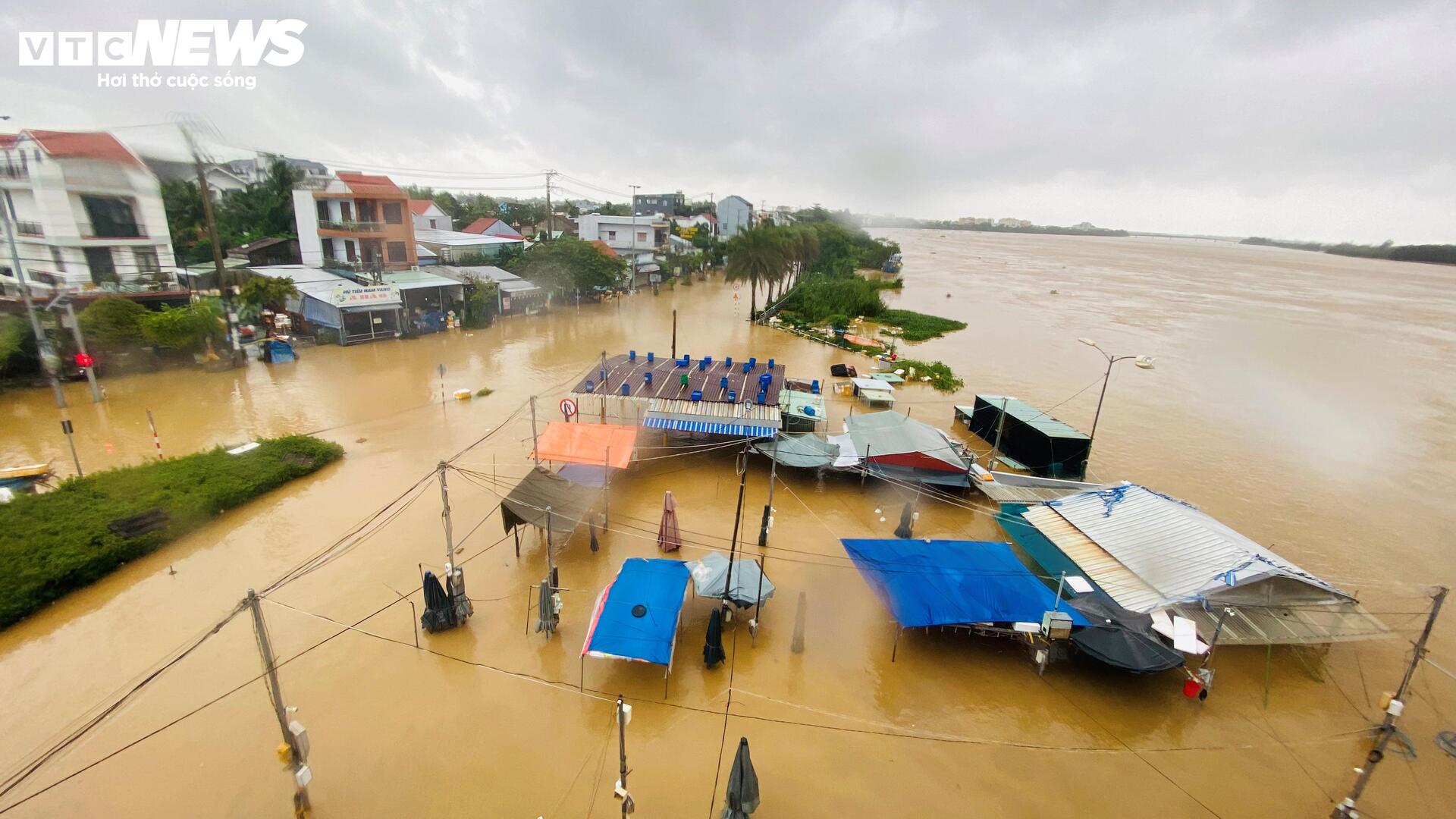 Phố cổ Hội An mênh mông nước, dân bơi thuyền đi lại- Ảnh 12. Phố cổ Hội An mênh mông nước, dân bơi thuyền đi lại- Ảnh 12.