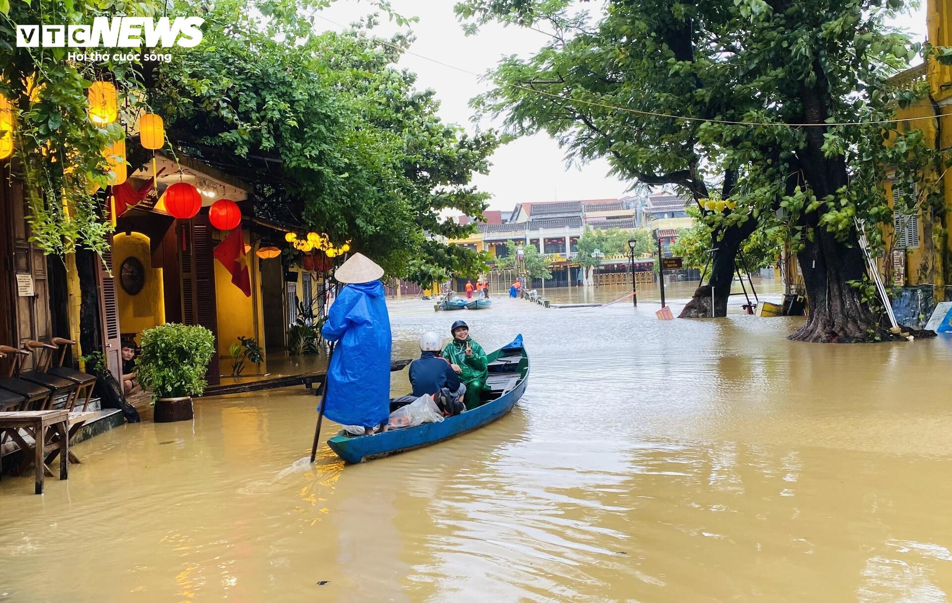 Phố cổ Hội An mênh mông nước, dân bơi thuyền đi lại- Ảnh 8. Phố cổ Hội An mênh mông nước, dân bơi thuyền đi lại- Ảnh 8.