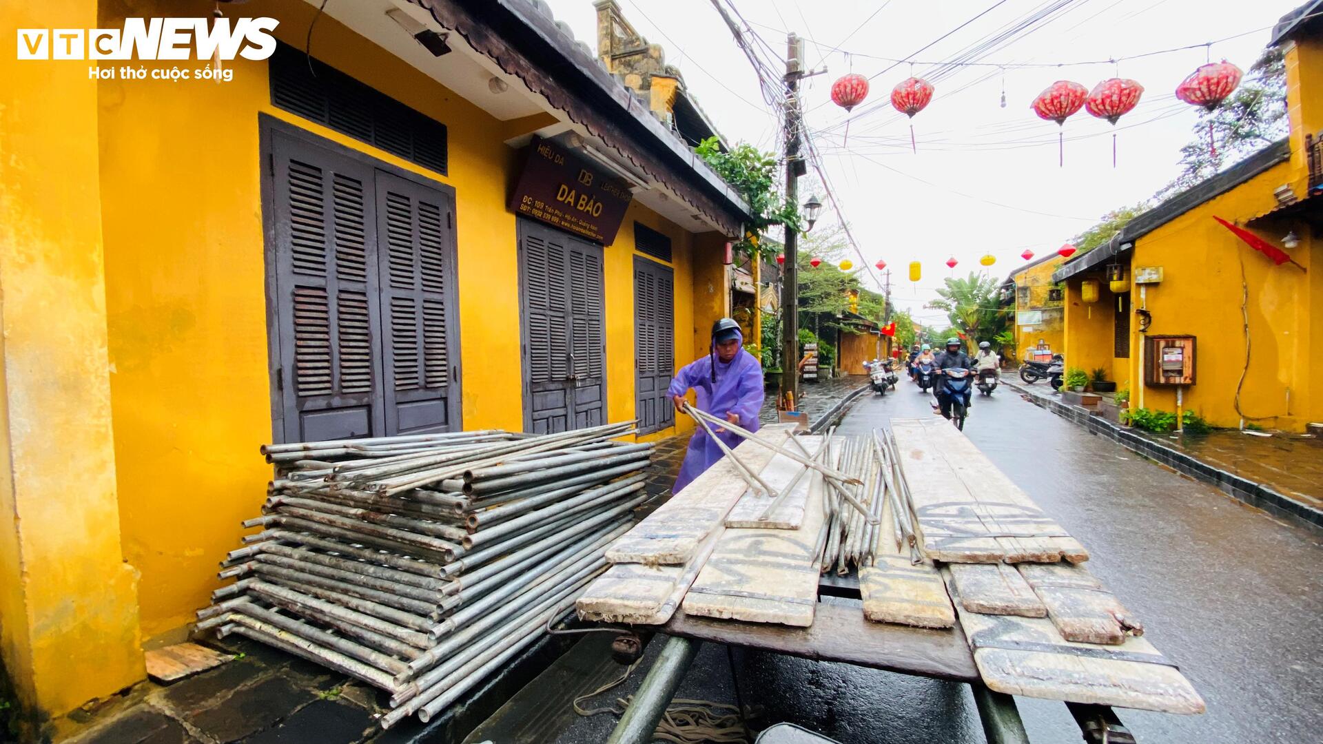 Phố cổ Hội An mênh mông nước, dân bơi thuyền đi lại- Ảnh 11. Phố cổ Hội An mênh mông nước, dân bơi thuyền đi lại- Ảnh 11.