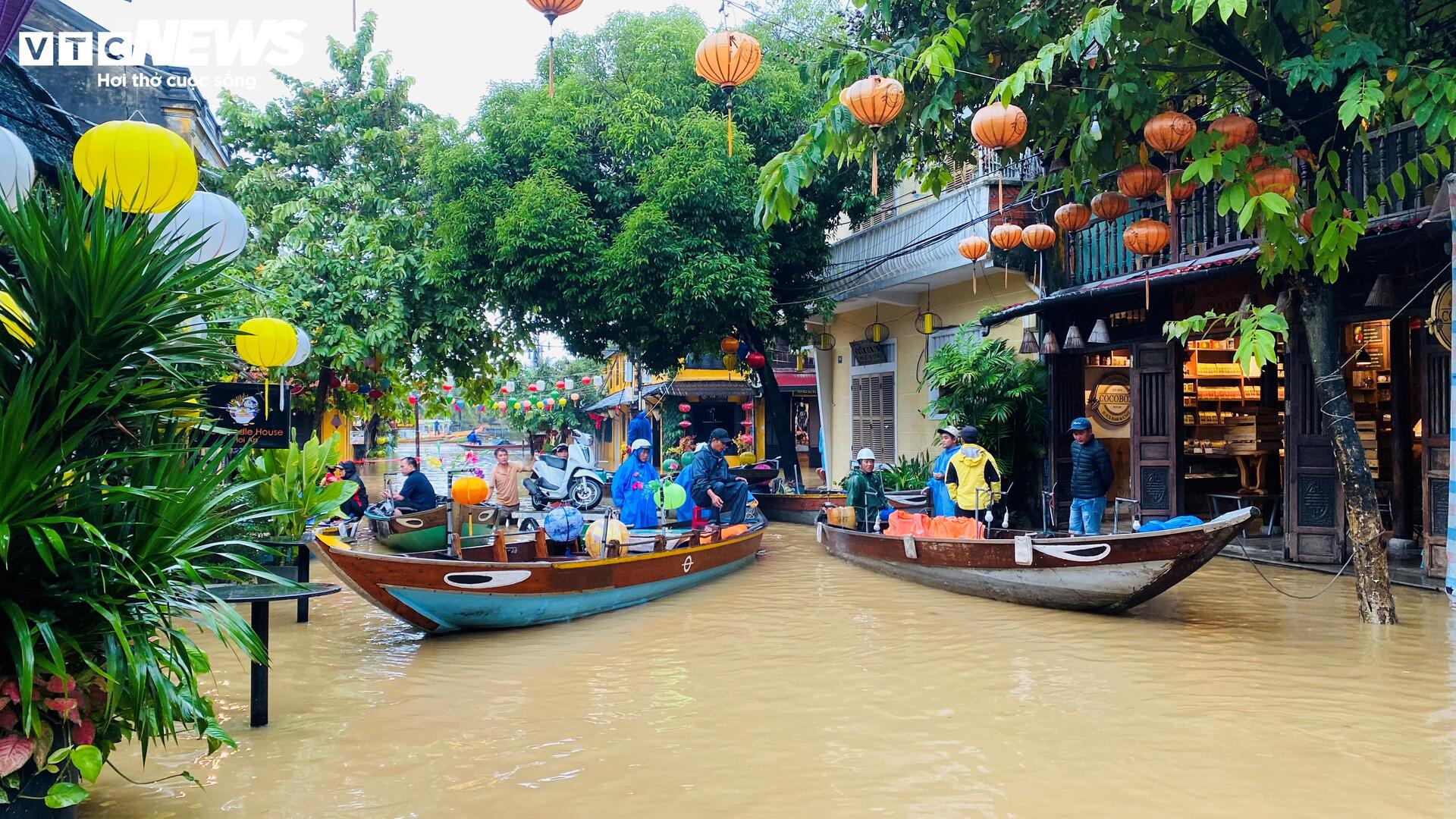 Phố cổ Hội An mênh mông nước, dân bơi thuyền đi lại- Ảnh 7. Phố cổ Hội An mênh mông nước, dân bơi thuyền đi lại- Ảnh 7.