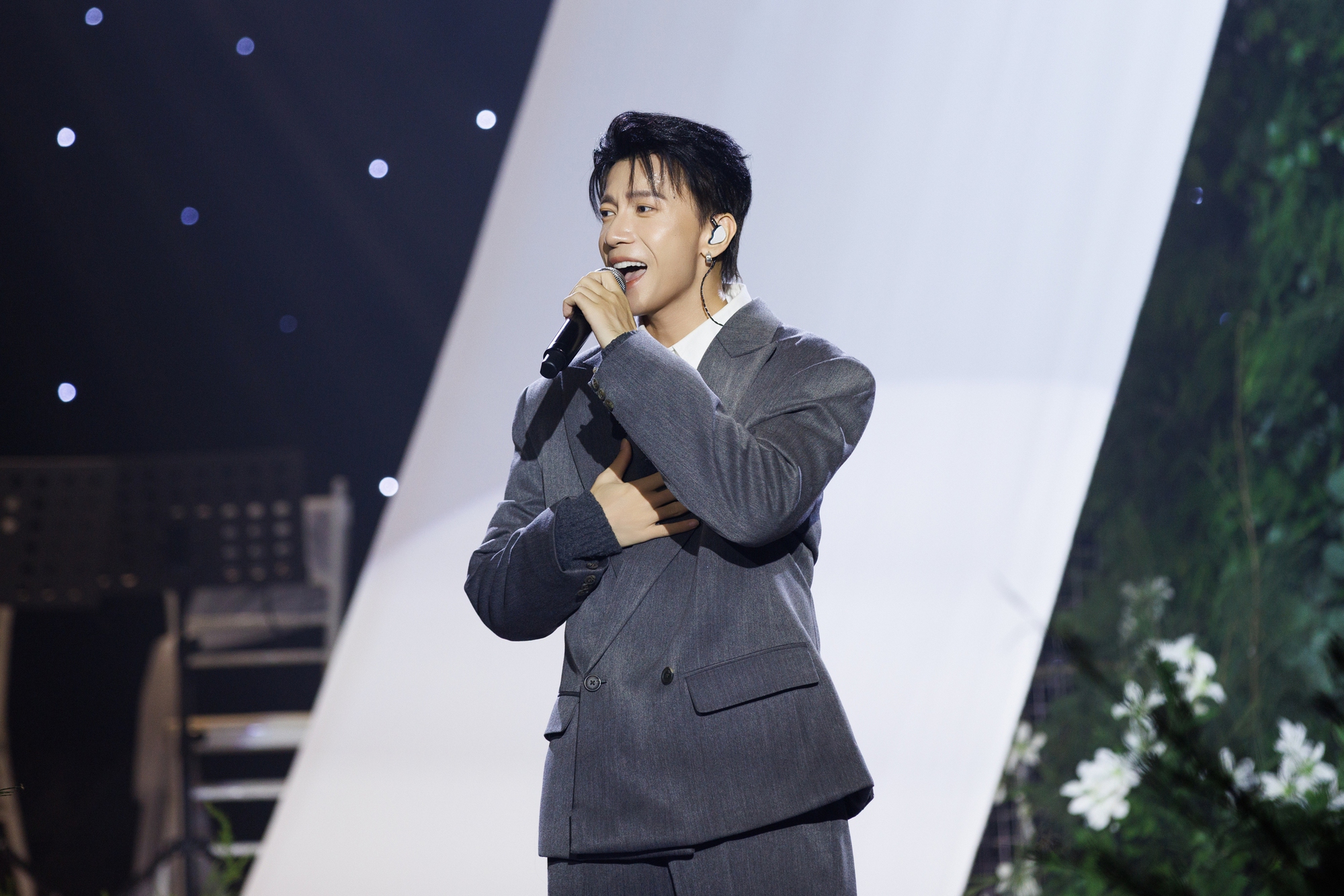 Nam ca sĩ xin xuất viện 3 tiếng hát mừng đám cưới Chế Nguyễn Quỳnh Châu là ai?- Ảnh 5. Nam ca sĩ xin xuất viện 3 tiếng hát mừng đám cưới Chế Nguyễn Quỳnh Châu là ai?- Ảnh 5.