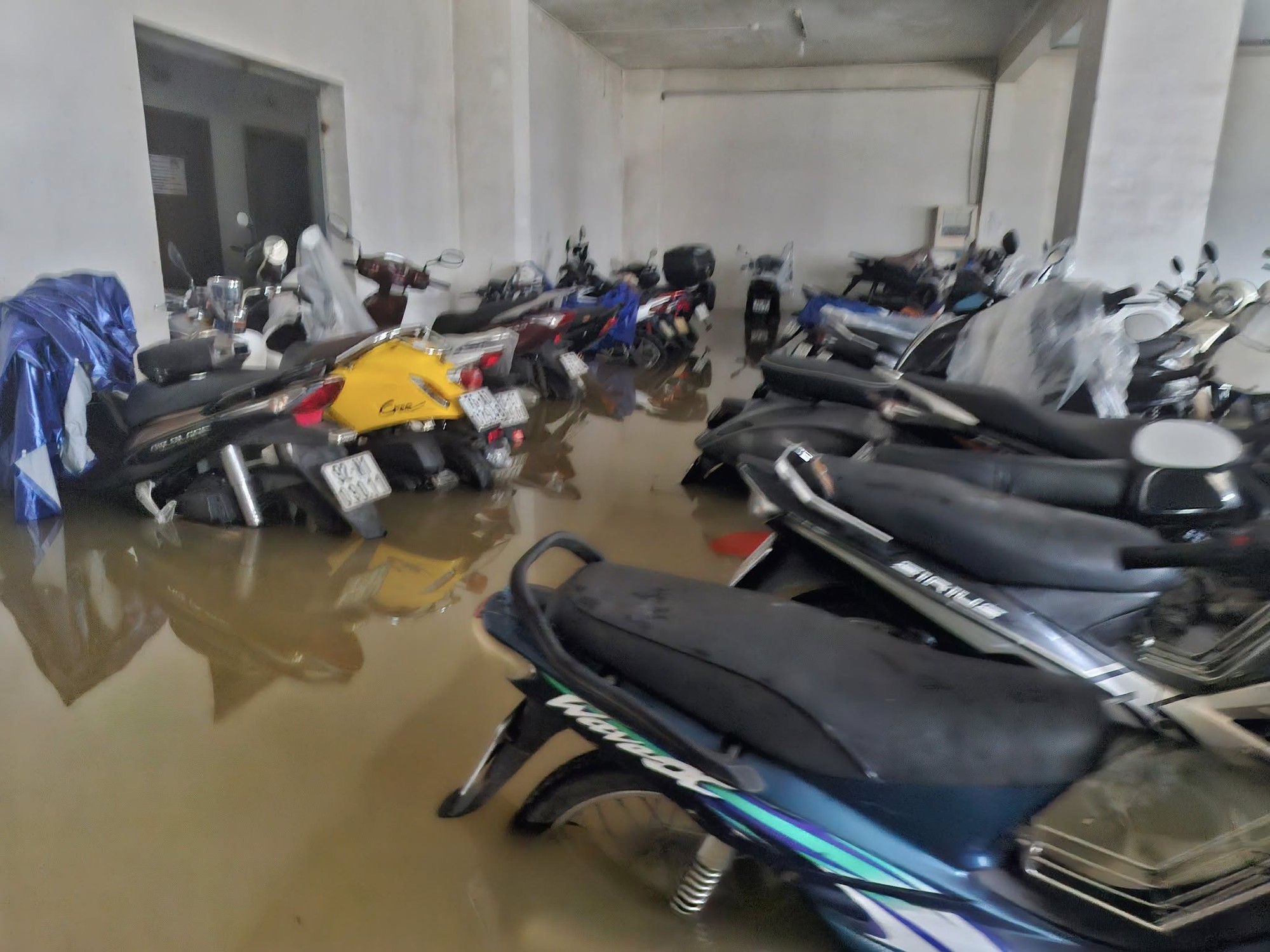 Xót xa cảnh xe máy bị nhấn chìm trong nước lũ ở Huế- Ảnh 7. Xót xa cảnh xe máy bị nhấn chìm trong nước lũ ở Huế- Ảnh 7.