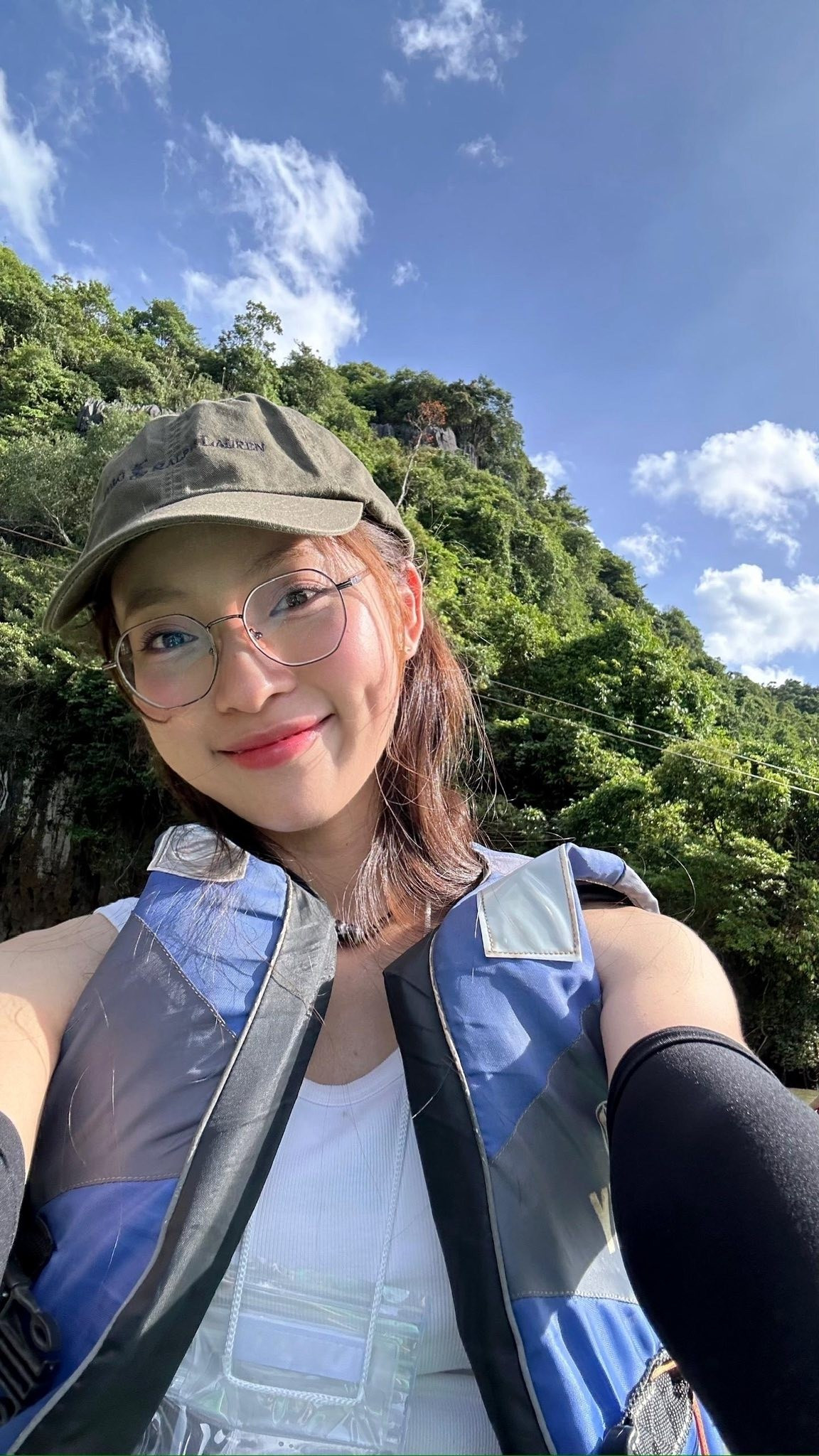 photo-1761549054944 photo-1761549054944