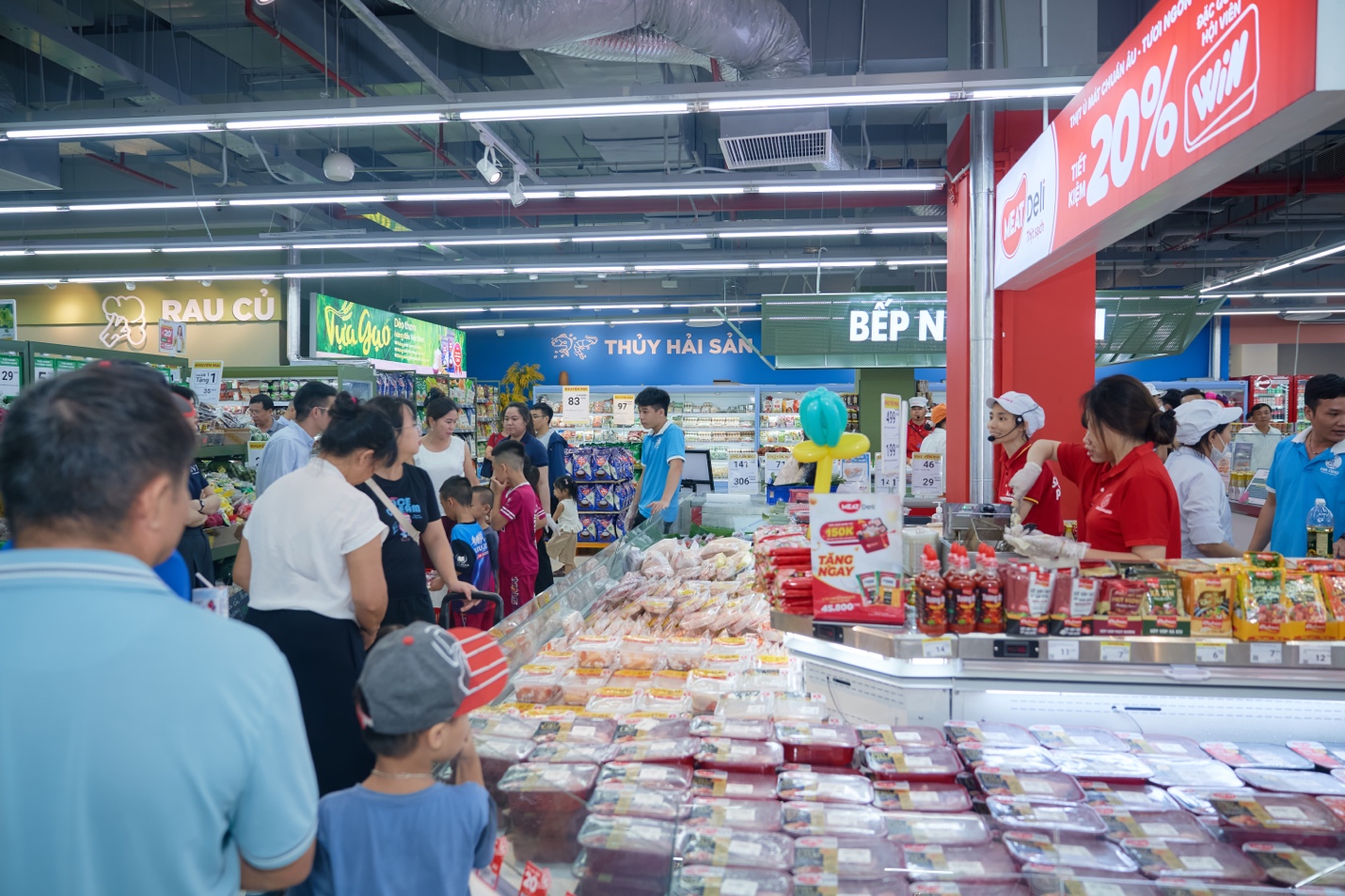 WinMart mở rộng độ phủ, mang bán lẻ hiện đại đến hơn 100 triệu người tiêu dùng Việt- Ảnh 2. WinMart mở rộng độ phủ, mang bán lẻ hiện đại đến hơn 100 triệu người tiêu dùng Việt- Ảnh 2.