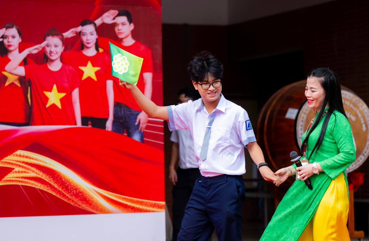 Ams đón Quán quân Olympia 2025 trở về bằng một lễ chào cờ đặc biệt: 15 năm mới lại có nhà vô địch có khác!- Ảnh 2. Ams đón Quán quân Olympia 2025 trở về bằng một lễ chào cờ đặc biệt: 15 năm mới lại có nhà vô địch có khác!- Ảnh 2.