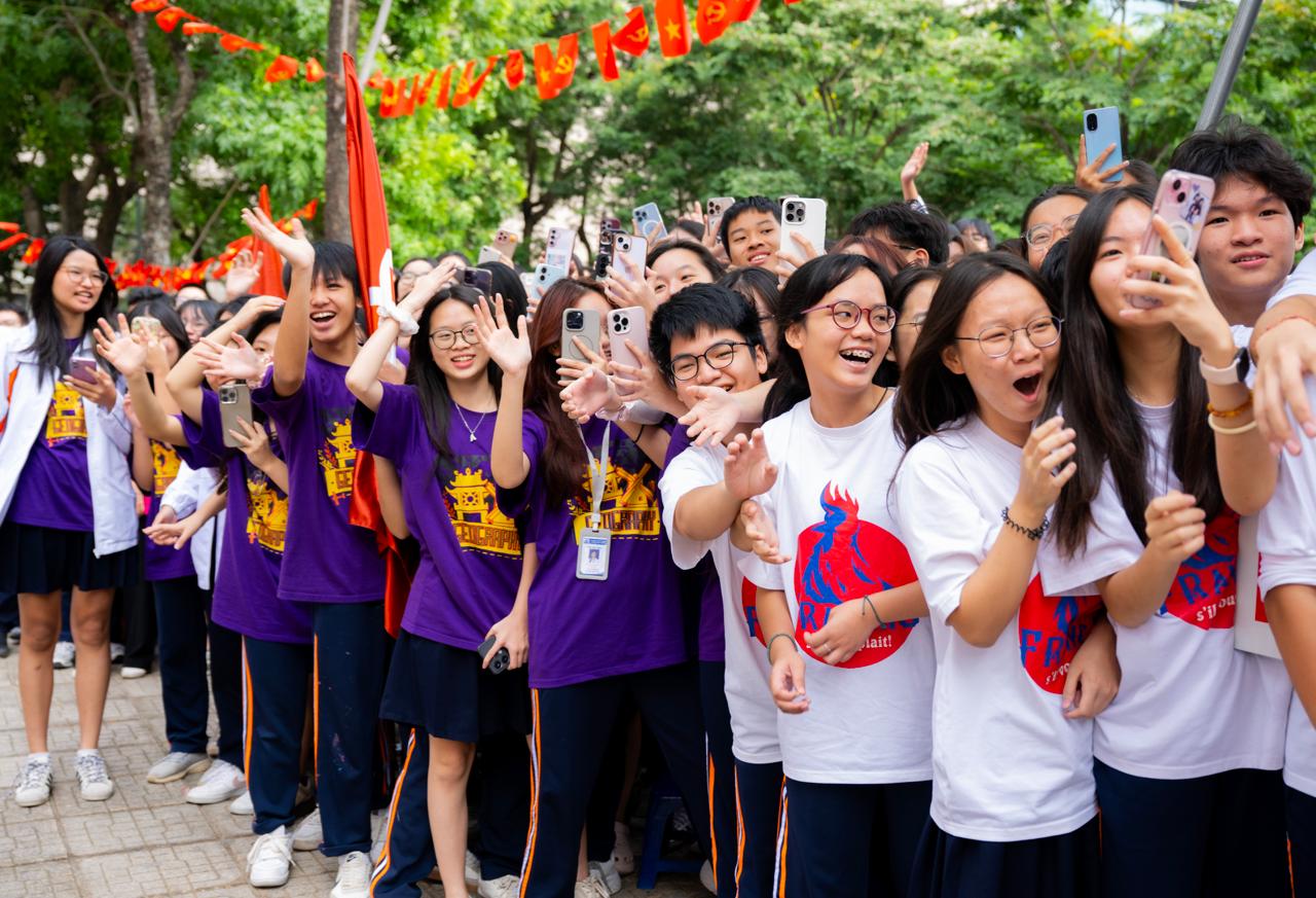 Ams đón Quán quân Olympia 2025 trở về bằng một lễ chào cờ đặc biệt: 15 năm mới lại có nhà vô địch có khác!- Ảnh 1. Ams đón Quán quân Olympia 2025 trở về bằng một lễ chào cờ đặc biệt: 15 năm mới lại có nhà vô địch có khác!- Ảnh 1.