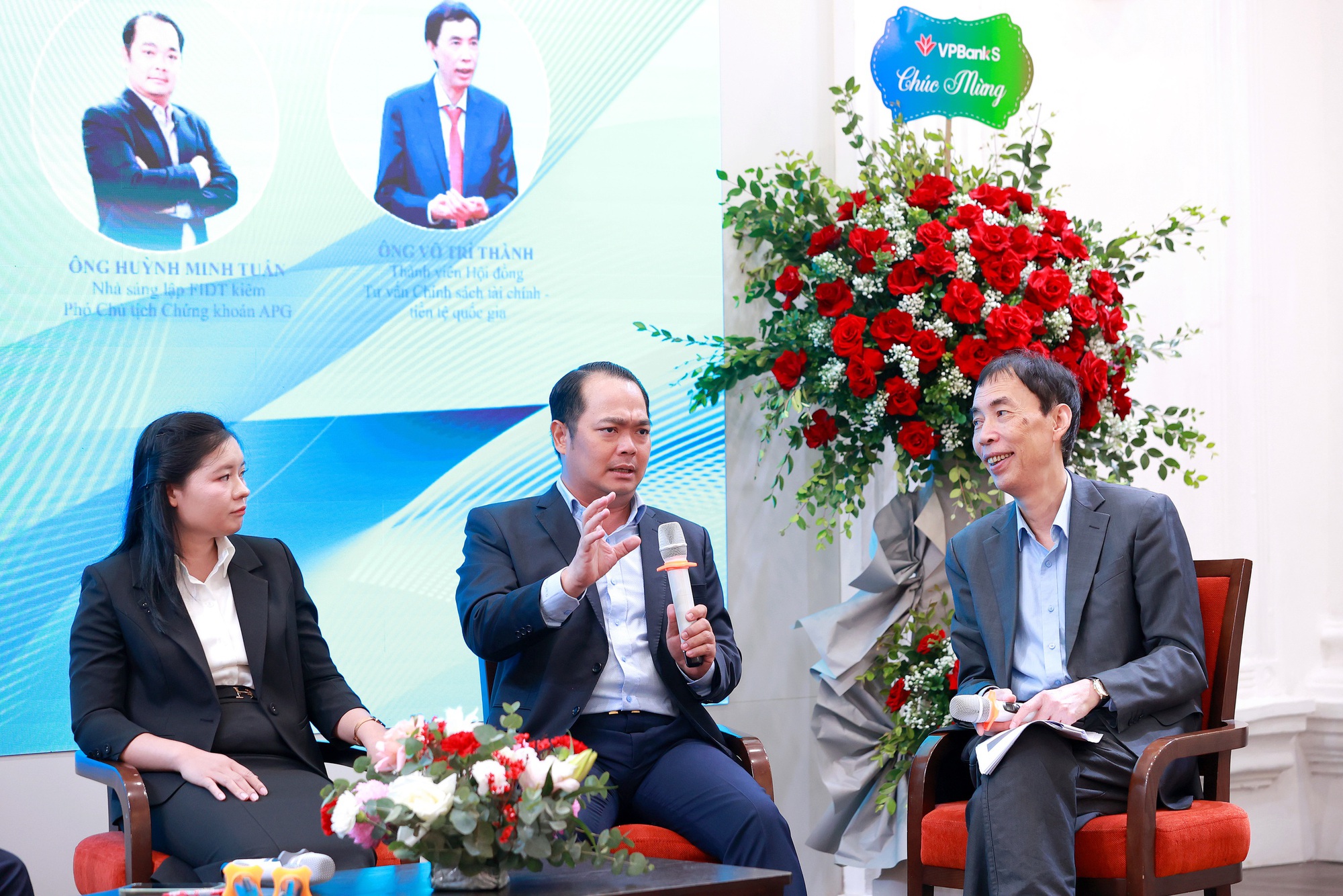 Bạc nổi sóng: Từ kim loại công nghiệp đến ‘kênh trú ẩn’ mới của nhà đầu tư Việt- Ảnh 3. Bạc nổi sóng: Từ kim loại công nghiệp đến ‘kênh trú ẩn’ mới của nhà đầu tư Việt- Ảnh 3.