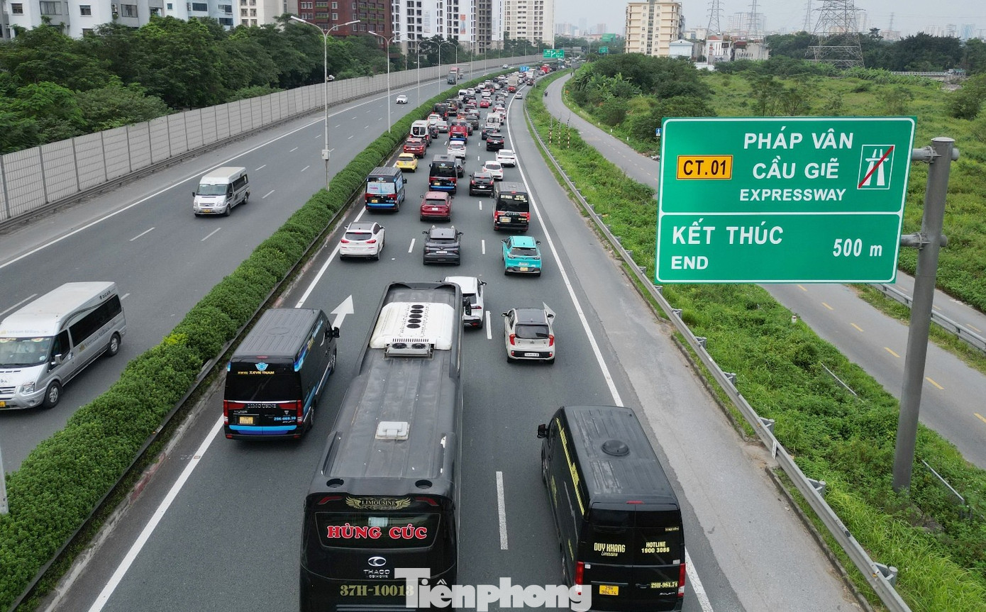 Hiện trạng quá tải trên cao tốc Pháp Vân - Cầu Giẽ sắp mở rộng lên 12 làn xe- Ảnh 1. Hiện trạng quá tải trên cao tốc Pháp Vân - Cầu Giẽ sắp mở rộng lên 12 làn xe- Ảnh 1.