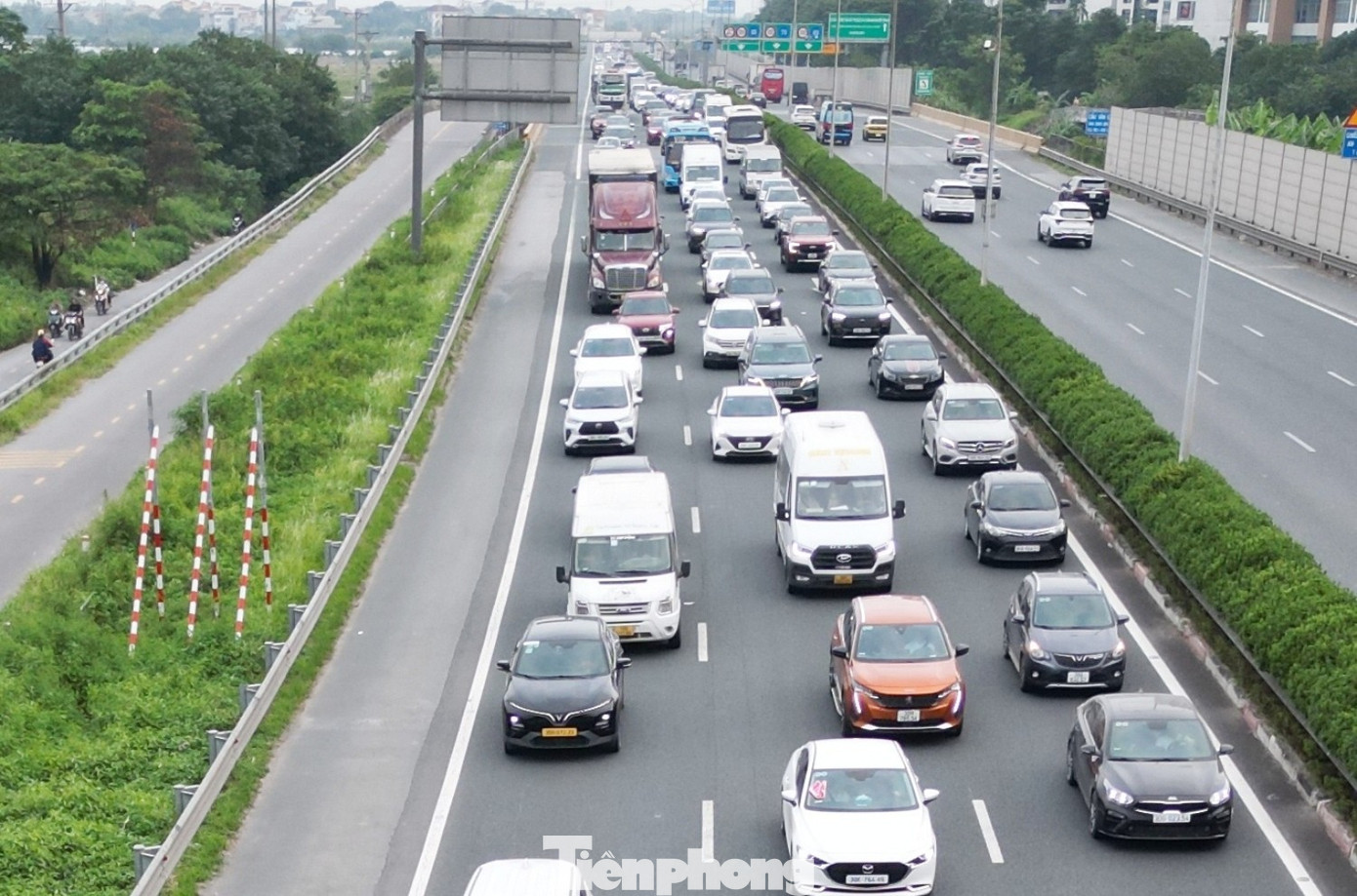 Hiện trạng quá tải trên cao tốc Pháp Vân - Cầu Giẽ sắp mở rộng lên 12 làn xe- Ảnh 3. Hiện trạng quá tải trên cao tốc Pháp Vân - Cầu Giẽ sắp mở rộng lên 12 làn xe- Ảnh 3.