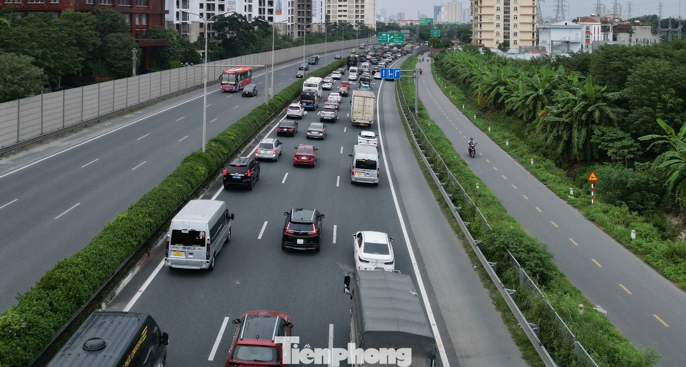 Hiện trạng quá tải trên cao tốc Pháp Vân - Cầu Giẽ sắp mở rộng lên 12 làn xe- Ảnh 4. Hiện trạng quá tải trên cao tốc Pháp Vân - Cầu Giẽ sắp mở rộng lên 12 làn xe- Ảnh 4.